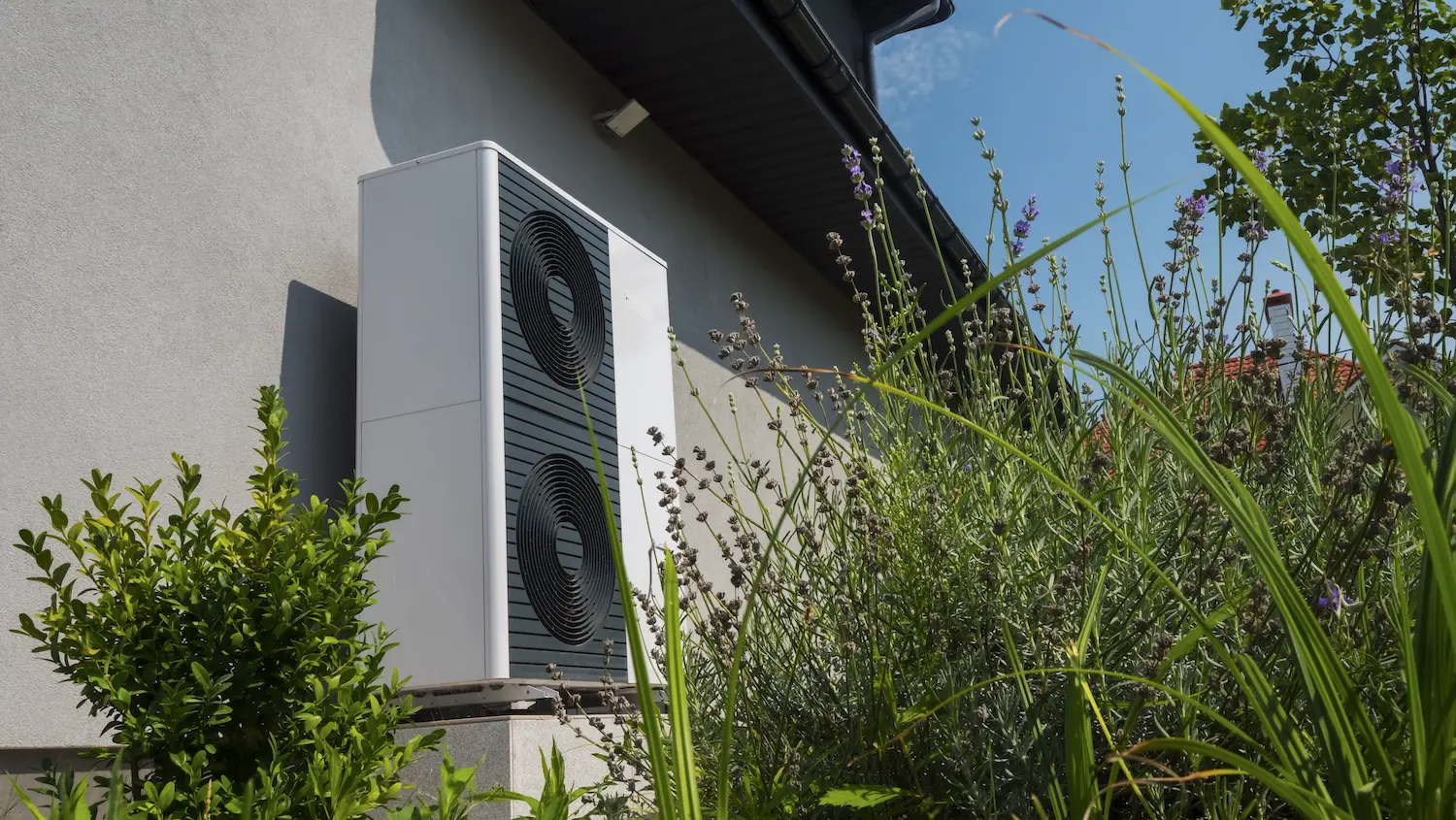 Wärmepumpe an Hausfassade im Fokus
