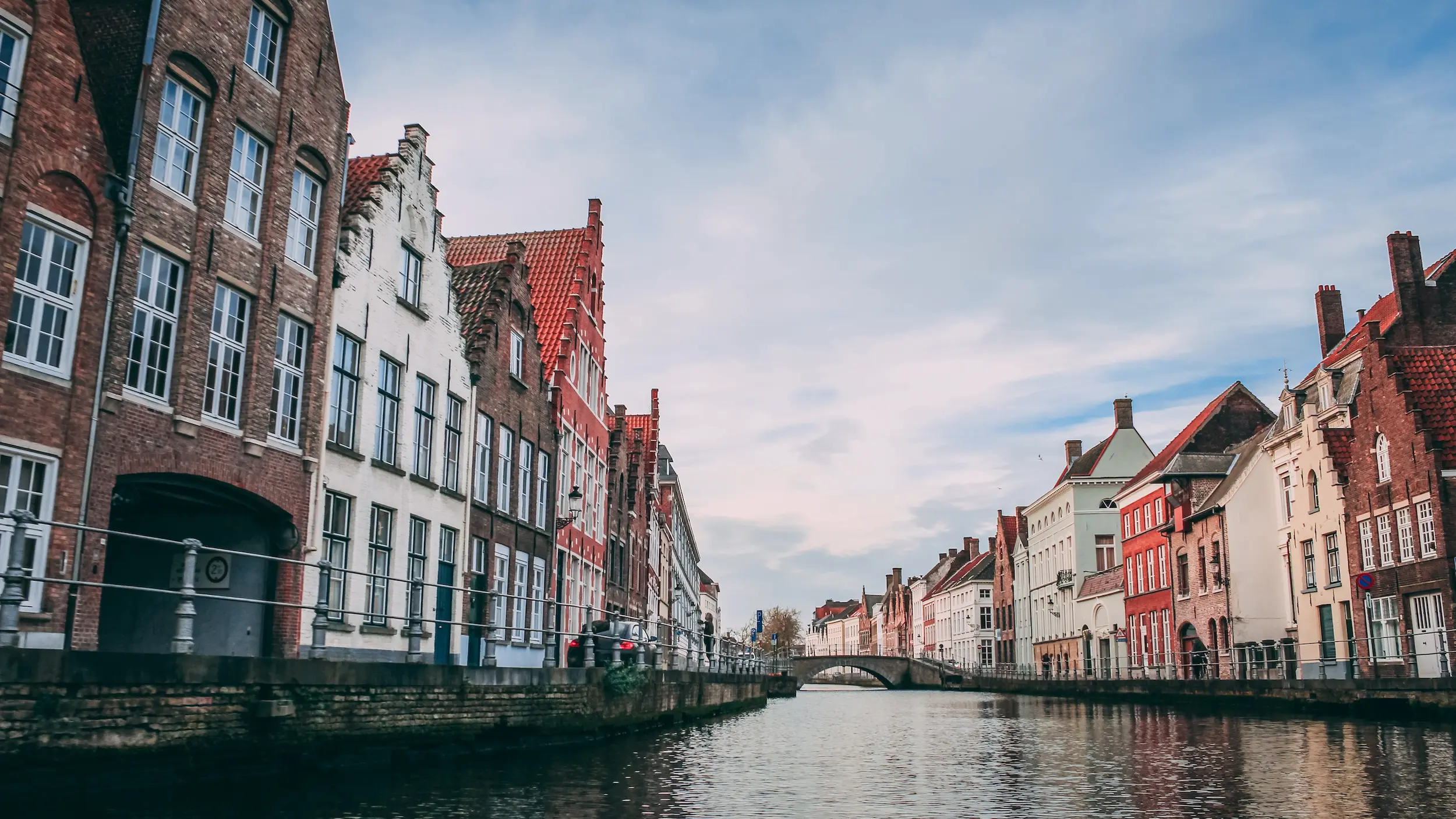 Fluss mit Brücken in einer Altstadt
