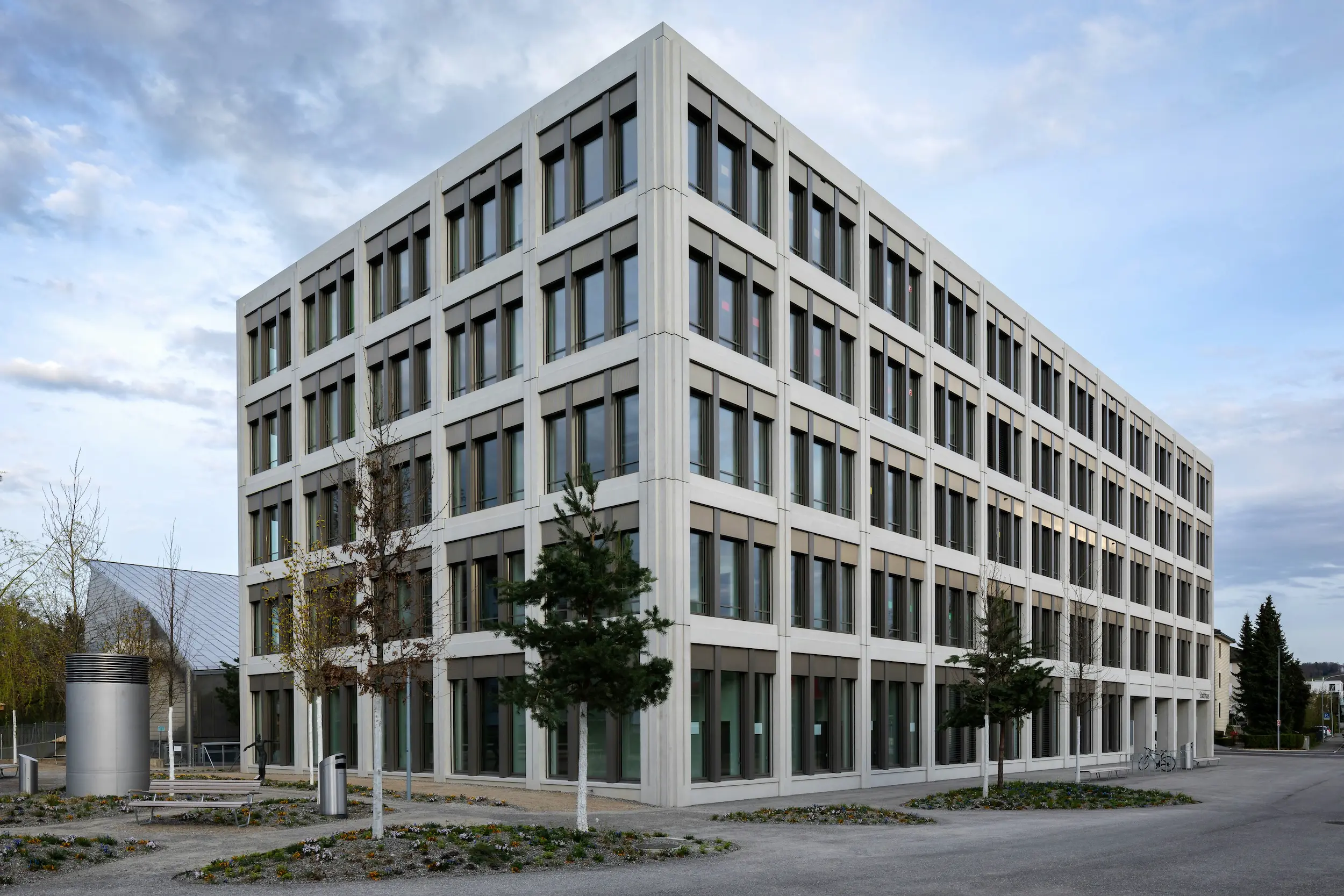 Firmengebäude mit fünf Etagen in Blockform