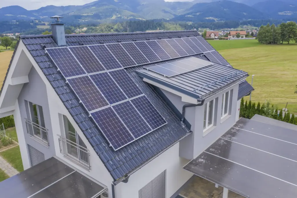 Hochwertige PV-Anlage auf einem Eigenheim.