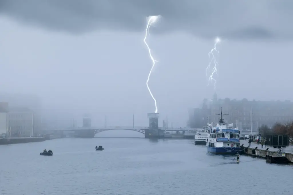 Blitzeinschläge in einem Hafengebiet mit stürmischem Wetter.
