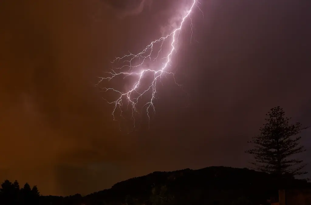Ein Blitz der vertikal durch die Wolken geht.