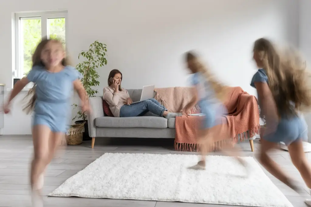 Ein tobendes Kind im Wohnzimmer.